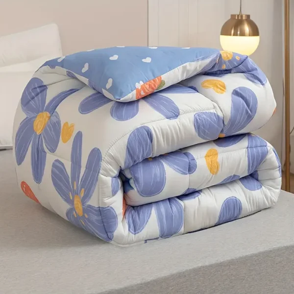 Soft, Warm & Hypoallergenic Polyester Quilt for Bedroom and Dorm